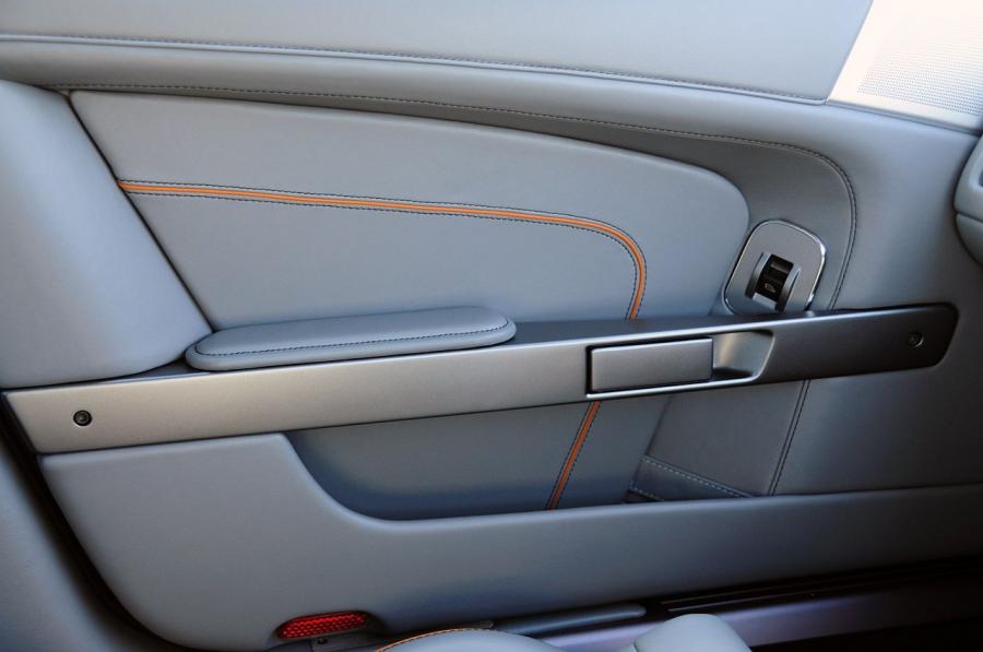 Детали интерьера Aston Martin Virage 2011 года  (UK) (фото 4 из 46)
